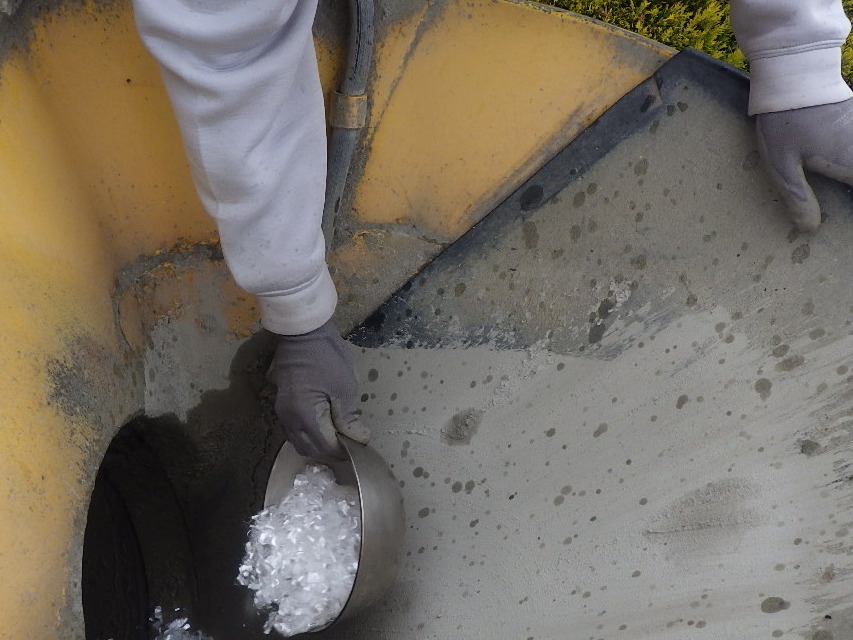 タフコートの添加剤をミキサー車で攪拌