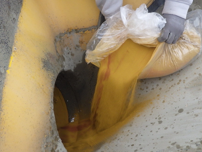 タフコートの添加剤をミキサー車で攪拌