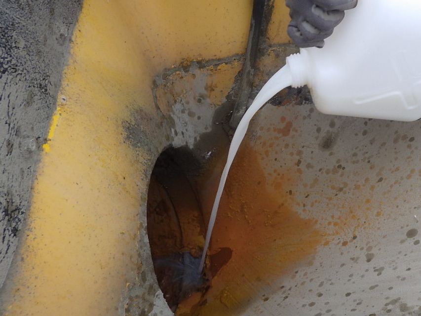 タフコートの添加剤をミキサー車で攪拌