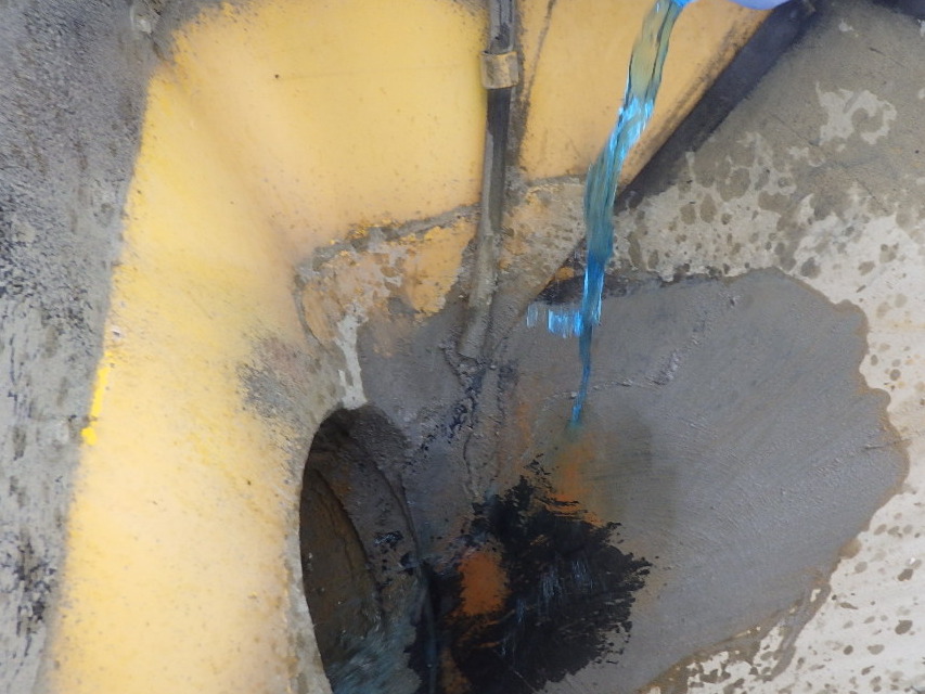 タフコートの添加剤をミキサー車で攪拌