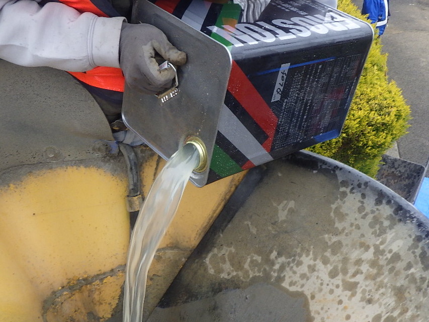 タフコートの添加剤をミキサー車で攪拌