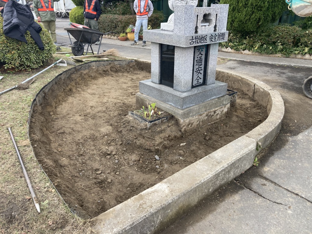 長野市西尾張部の交通安全祈願碑の補修作業