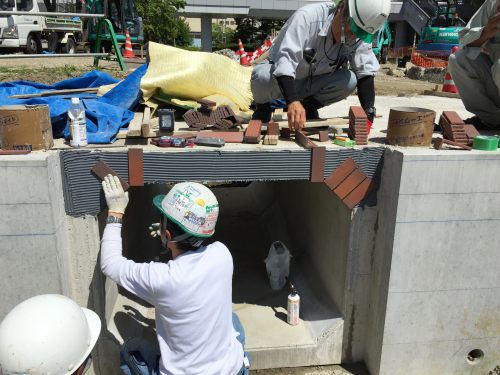 長野駅東口広場レンガ