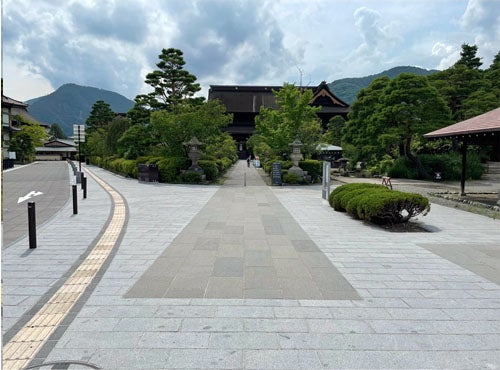 善光寺周辺の城山交差点石畳