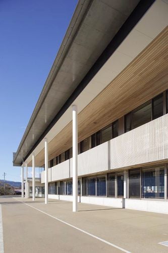 木島平村役場の土系舗装