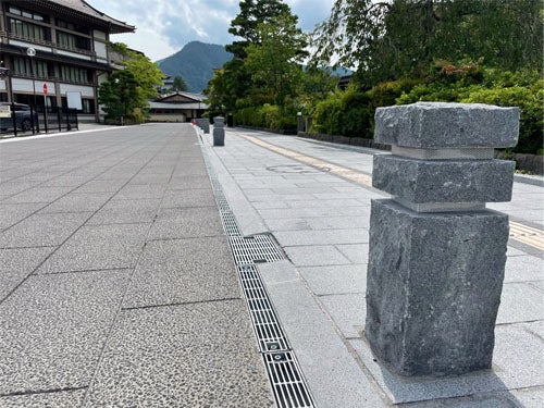 善光寺周辺の城山交差点石畳の車止め