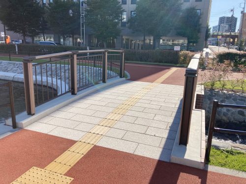 長野駅東口広場レンガ