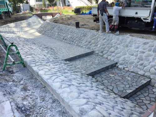 長野駅東口公園の鉄平石スリ