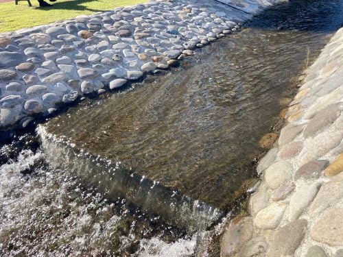 長野駅東口公園の鉄平石スリ