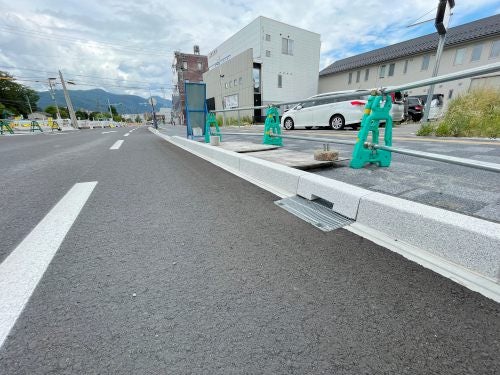 松本城周辺の白御影石の縁石