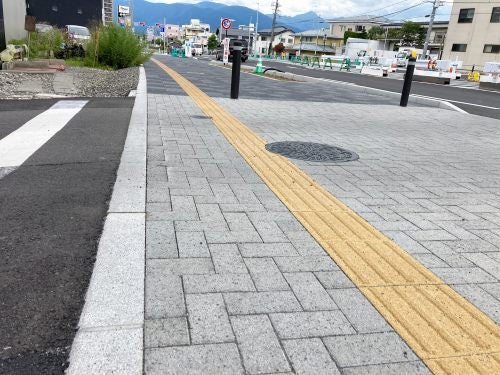 松本城周辺の白御影石の縁石