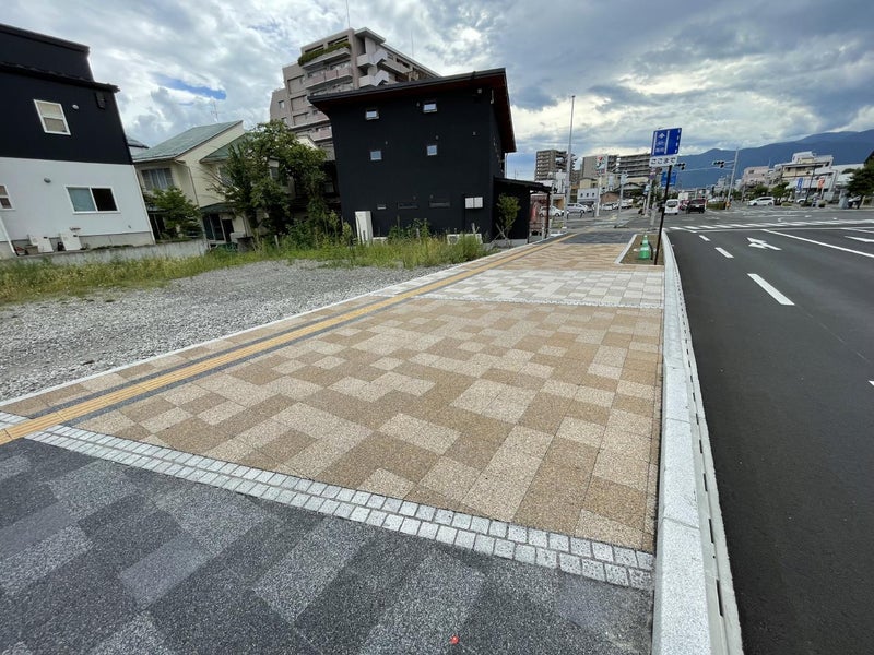 松本城周辺の白御影石の縁石