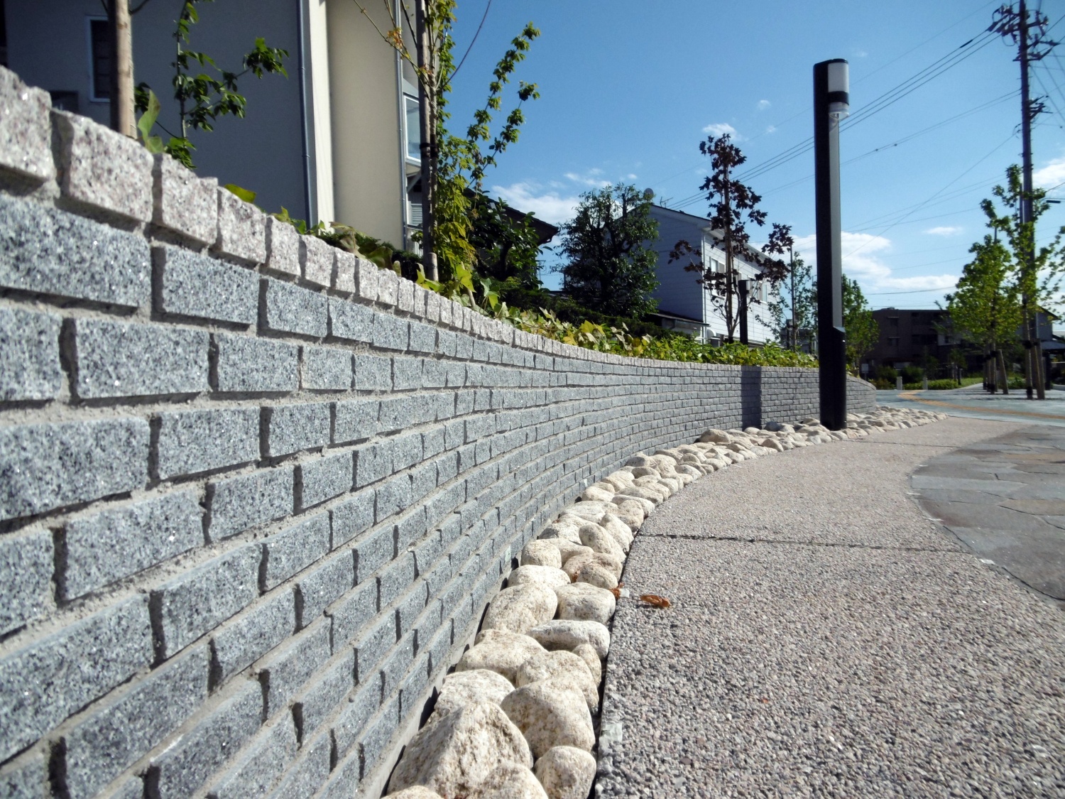 長野県長野市栗田の御影石と鉄平石の街路