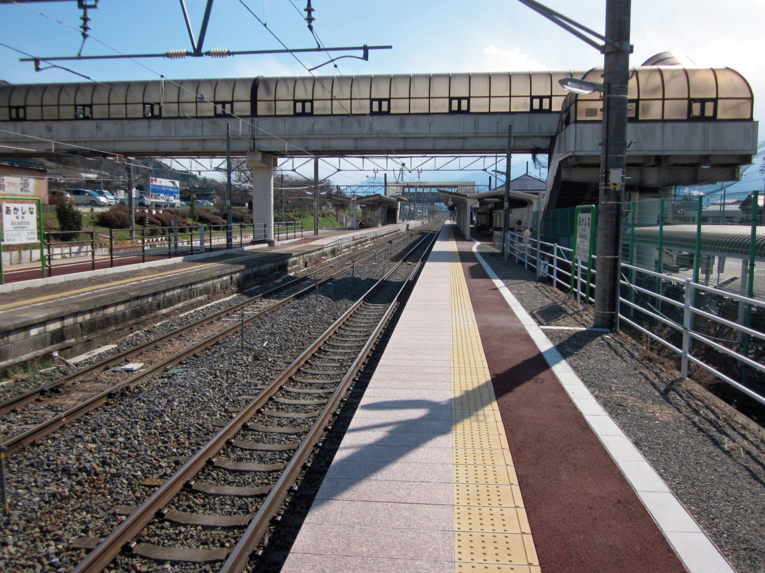 長野県のJR明科駅の御影石のホーム笠石