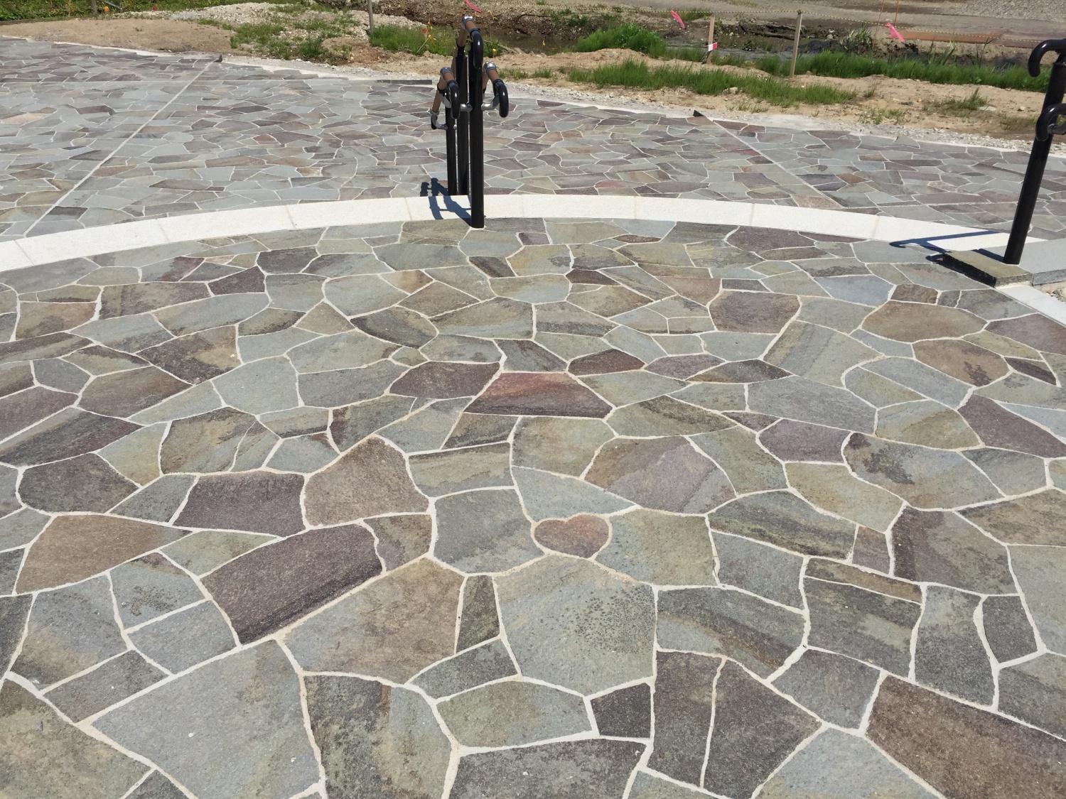 新潟県五泉市の南公園の鉄平石乱張り