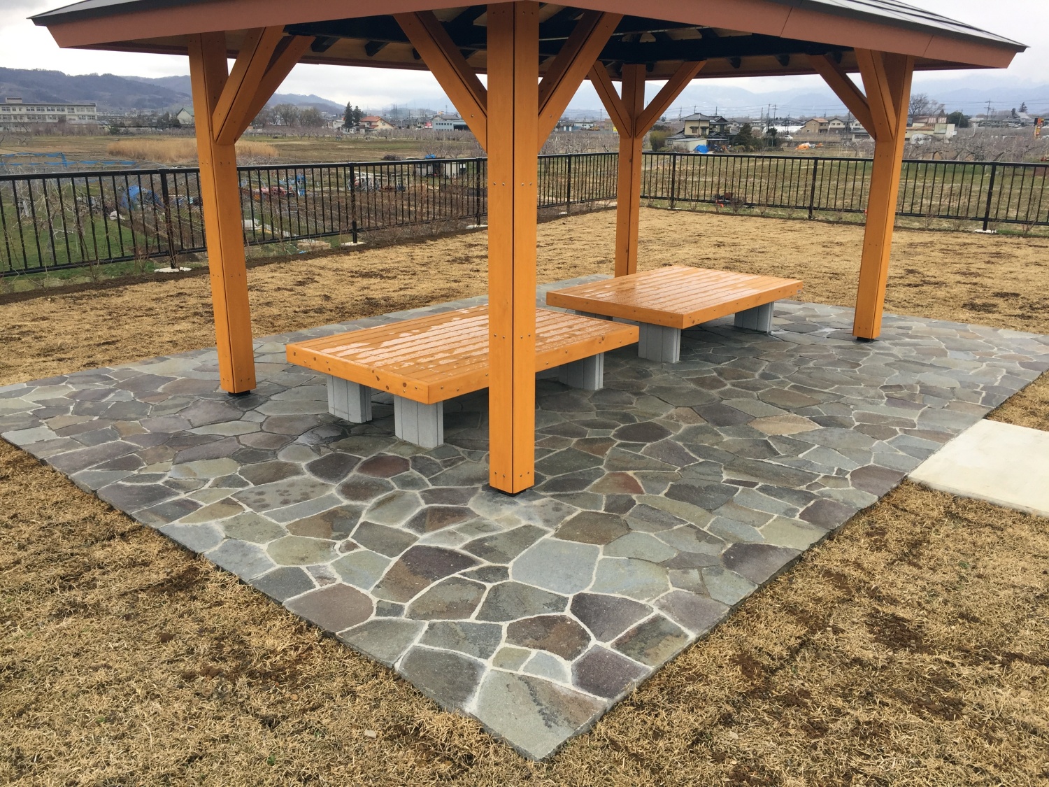 長野県長野市穂保公園の鉄平石乱張り