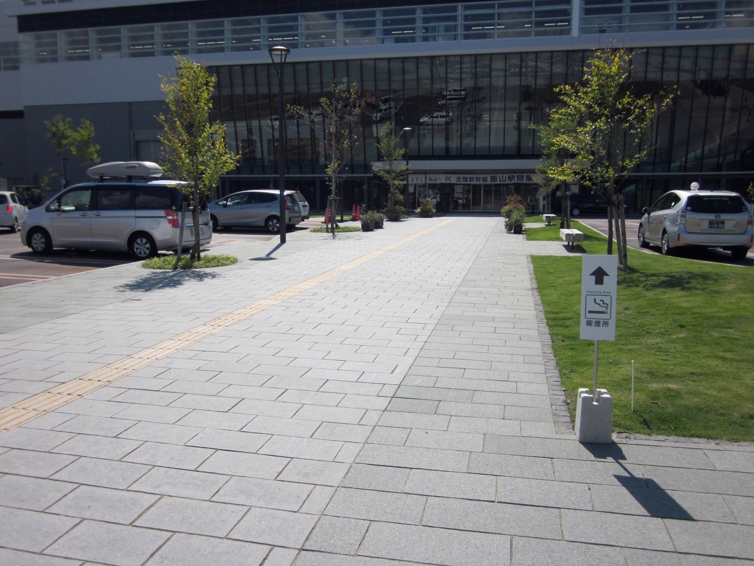 長野県飯山市飯山駅の石張りの広場