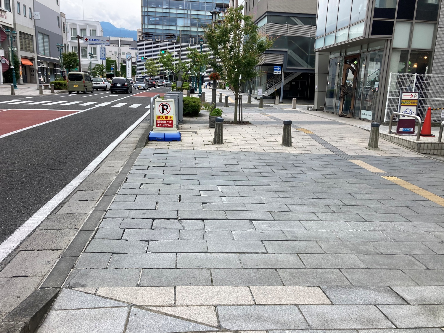 松本市伊勢町通りの石張り舗装