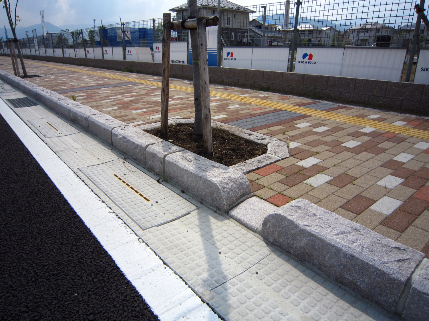 長野県上田市内の桜色の御影石の縁石