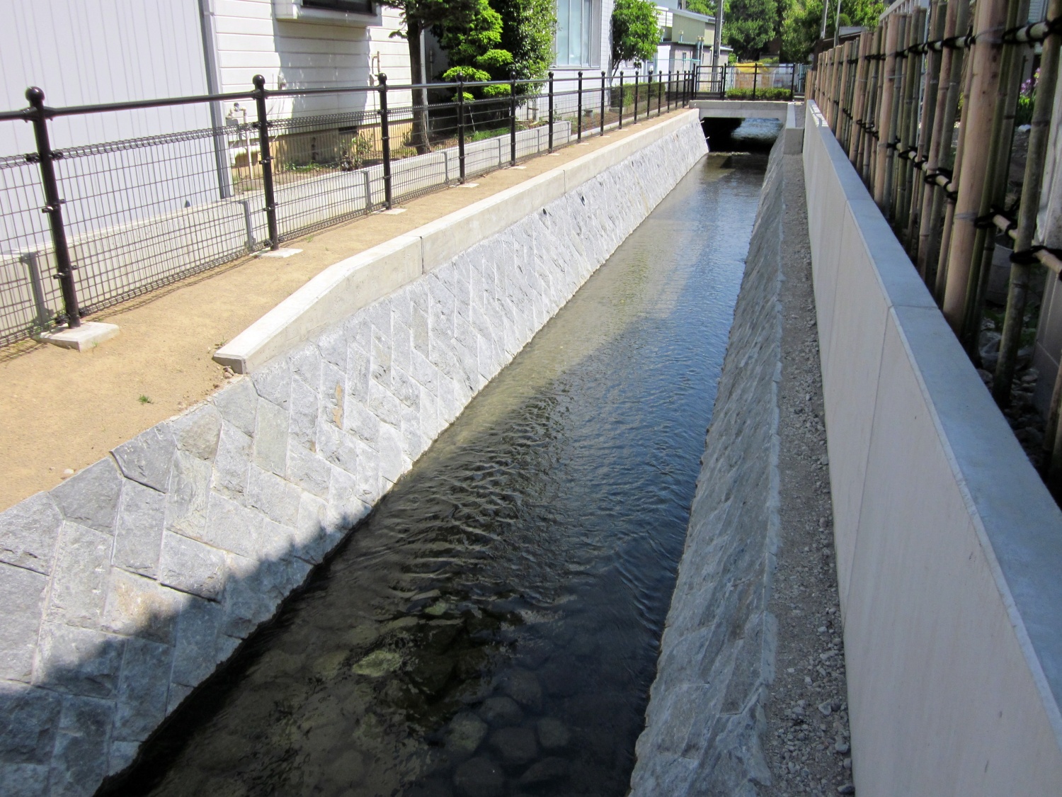 長野県計渇川の御影石間知石