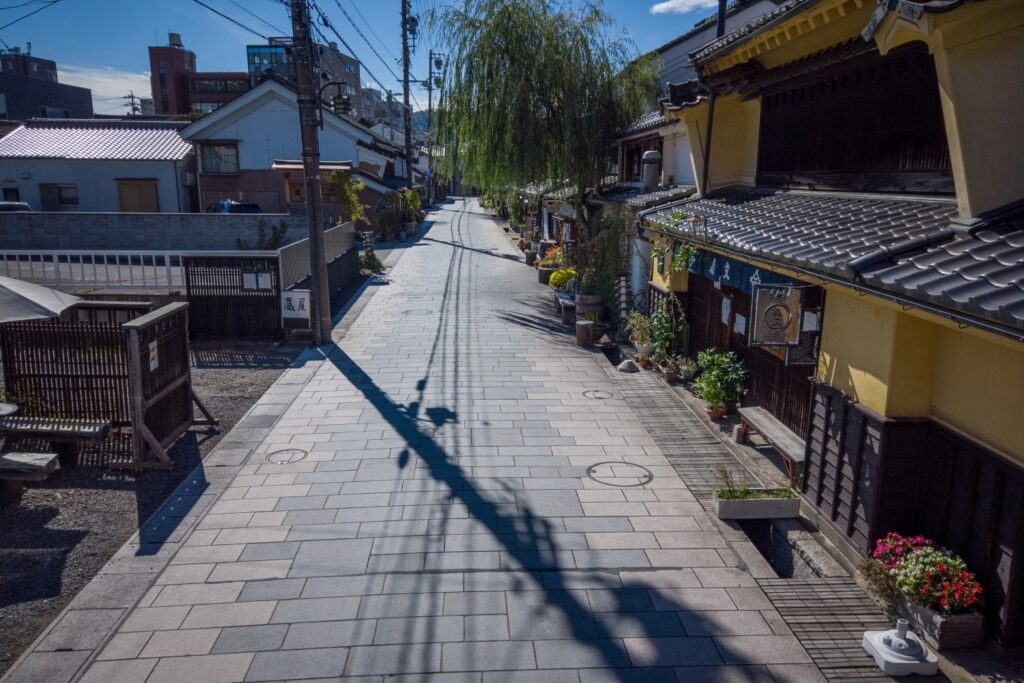 旧北国街道上田市柳町紺屋町線の御影石の石畳