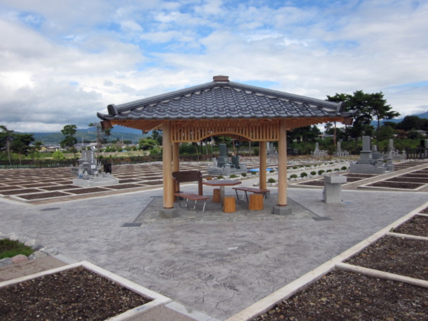 須坂市松川霊園の東屋に施工した鉄平石乱形スリ石乱張り