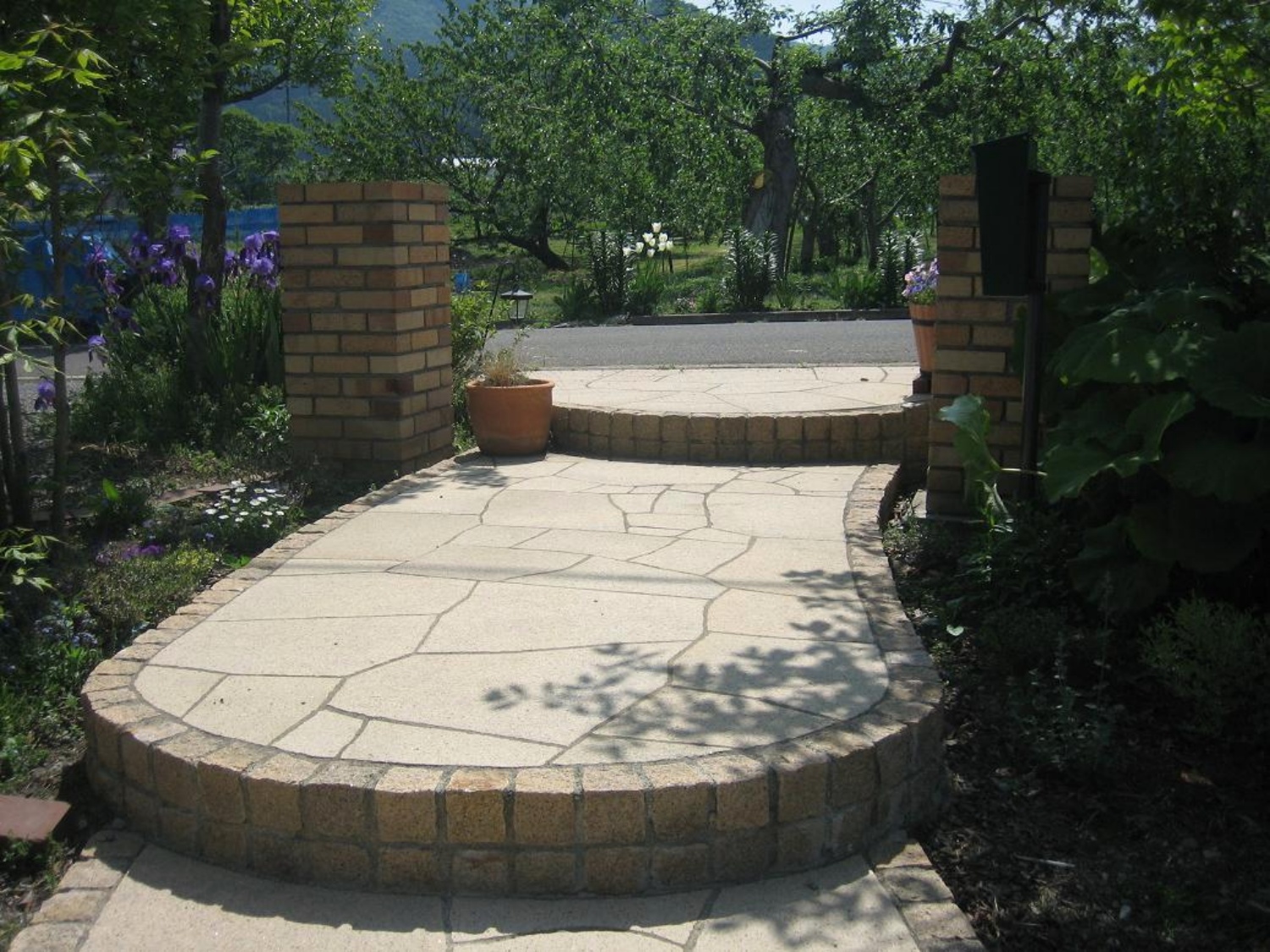 御影石の乱張りとピンコロを利用した外構工事