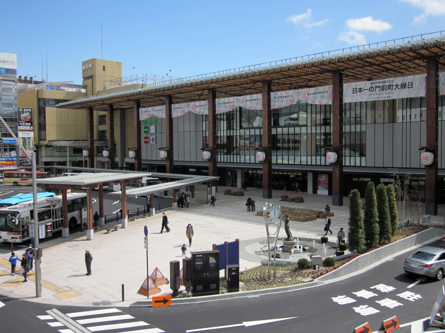 長野市長野駅善光寺口広場の御影石