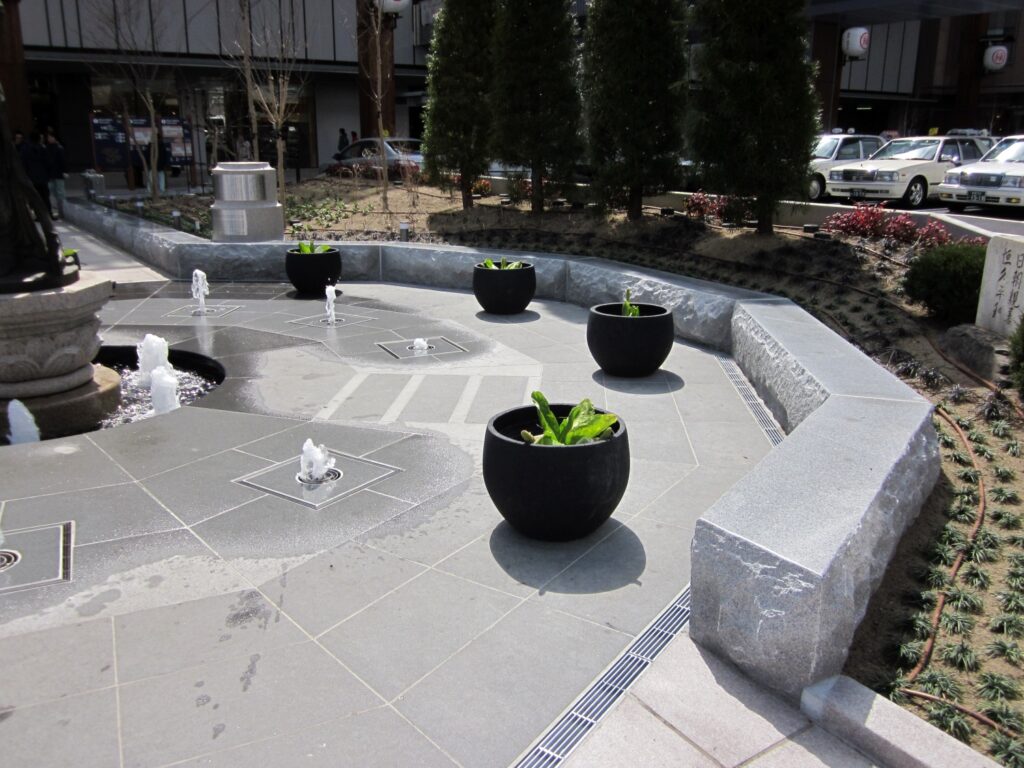 長野市長野駅善光寺口広場の御影石