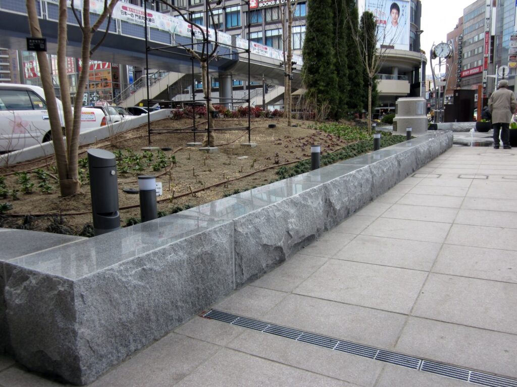 長野市長野駅善光寺口広場の御影石