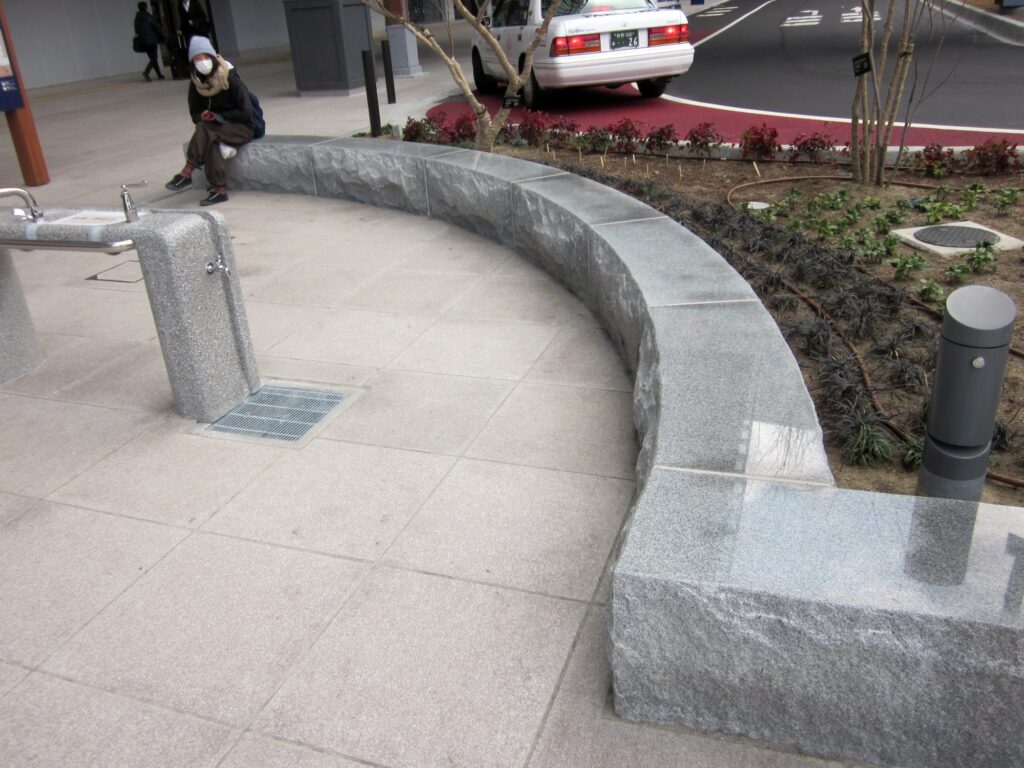 長野市長野駅善光寺口広場の御影石