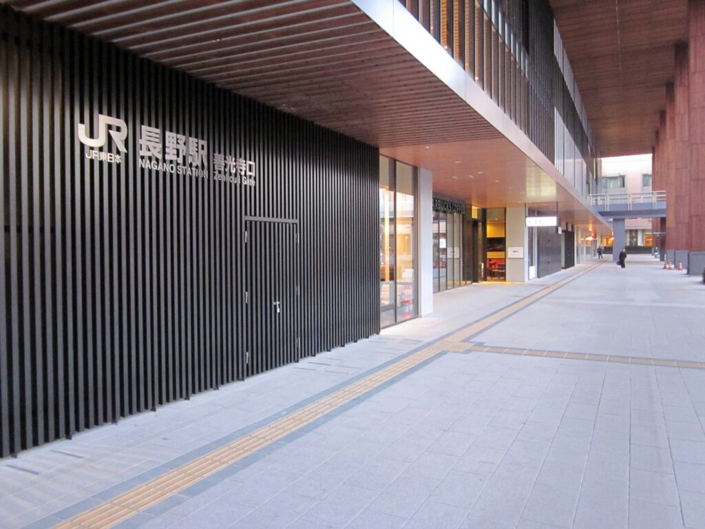 長野市長野駅善光寺口広場の御影石