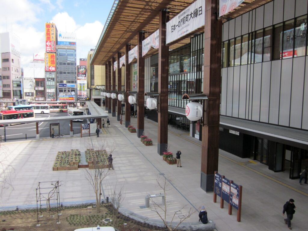 長野市長野駅善光寺口広場の御影石