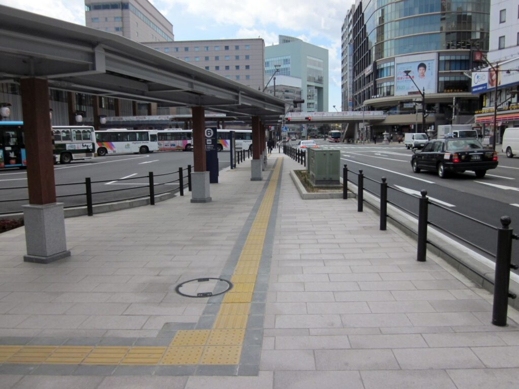 長野市長野駅善光寺口広場の御影石