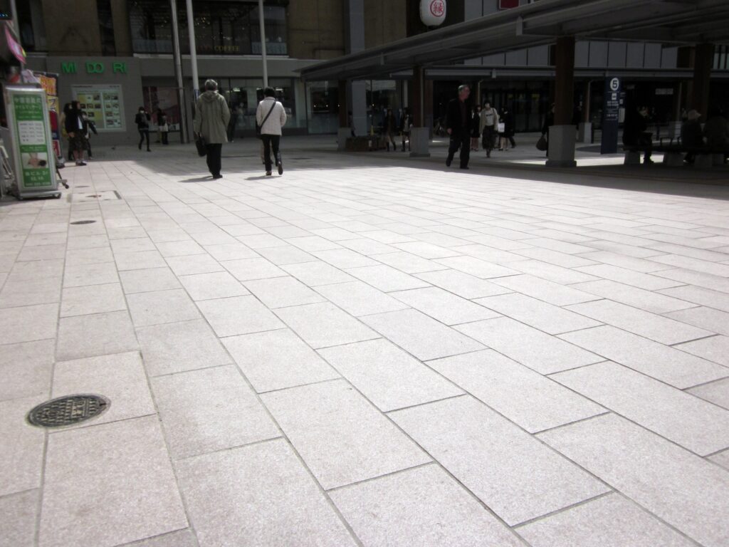 長野市長野駅善光寺口広場の御影石