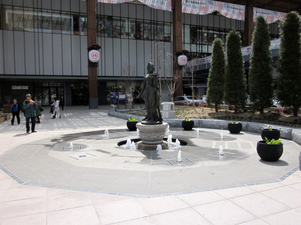 長野市長野駅善光寺口広場の御影石
