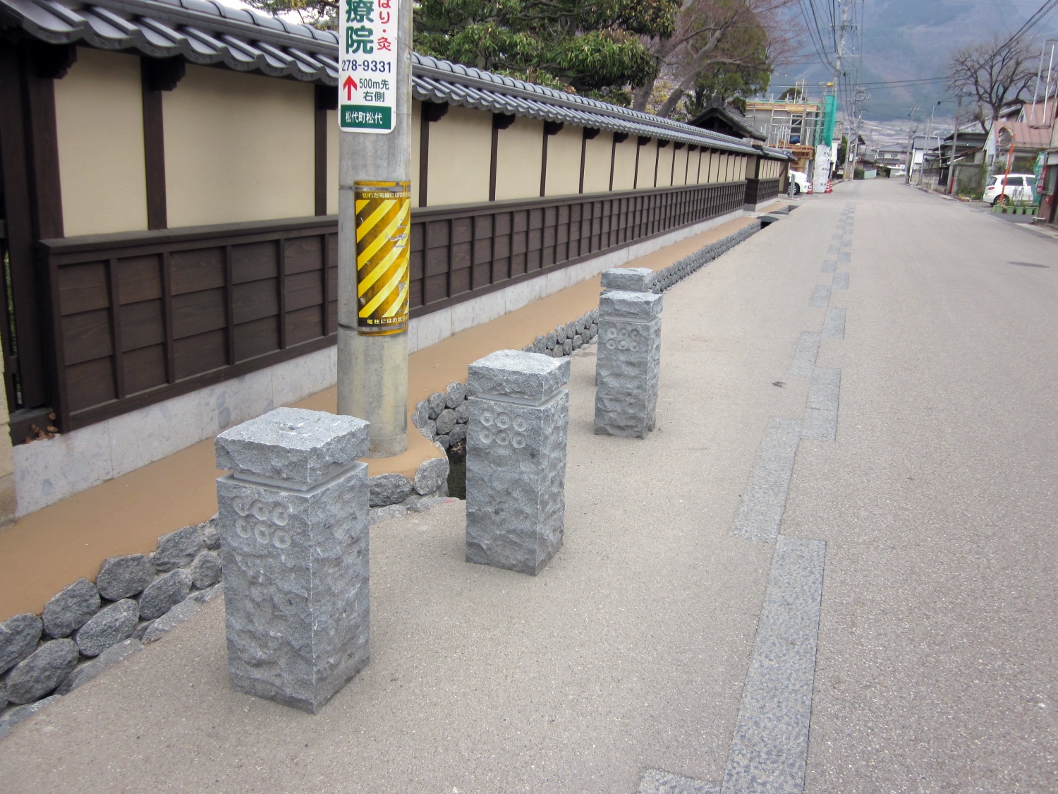 長野県長野市松代の六文銭車止めと石積み水路