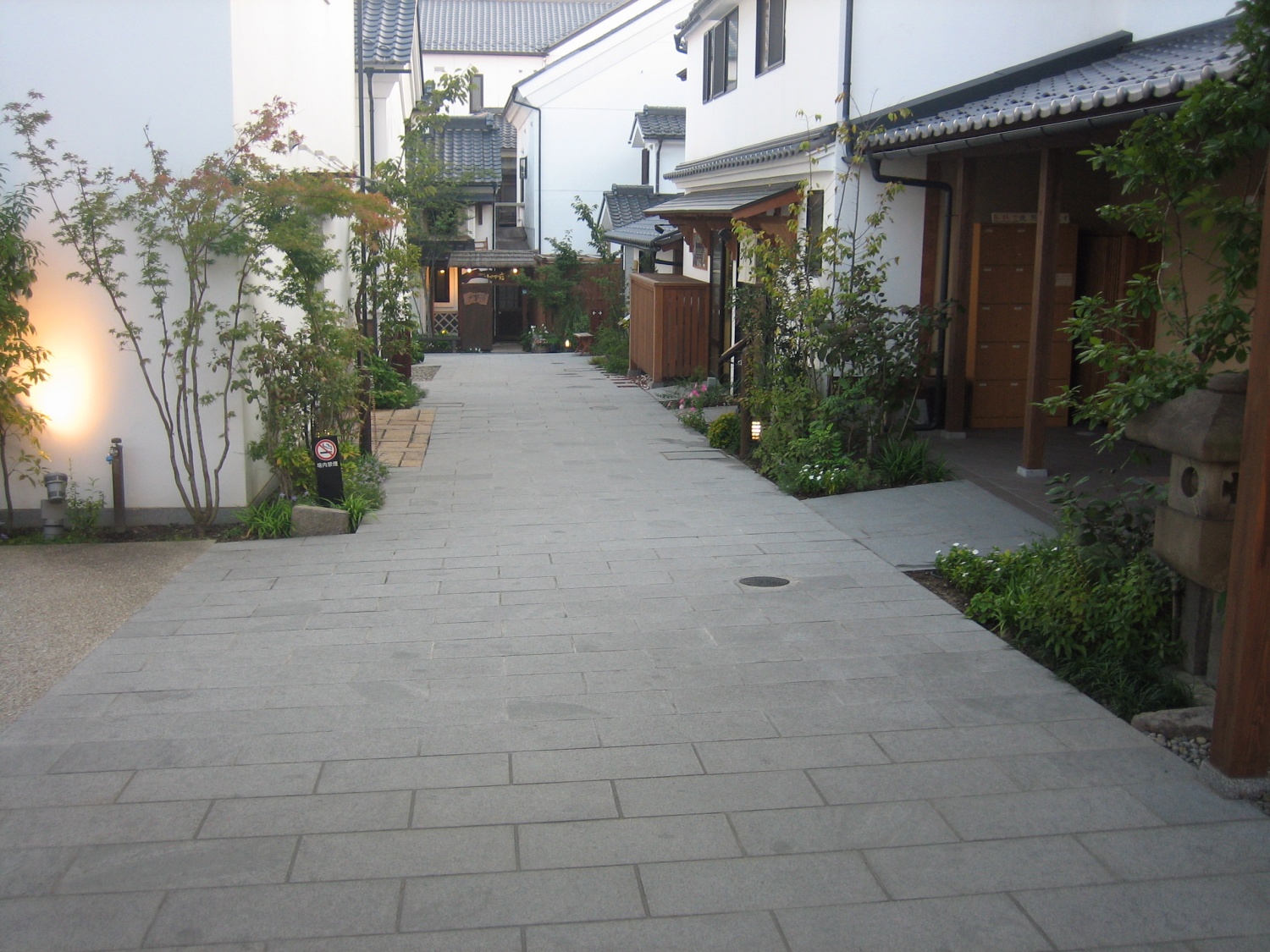 長野市ぱでぃお大門の御影石