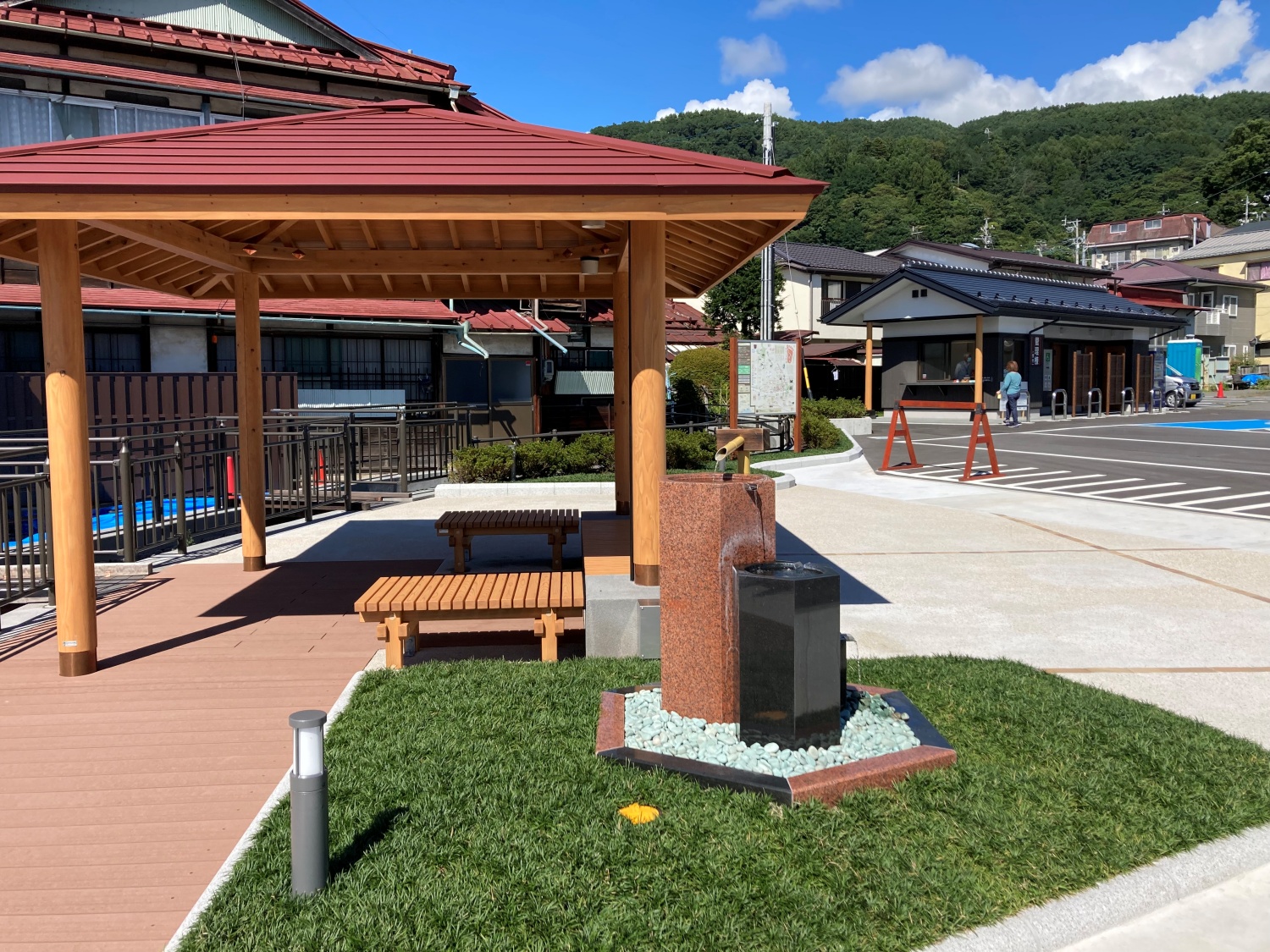 下諏訪町四ツ角駐車場ポケットパークの吐水石