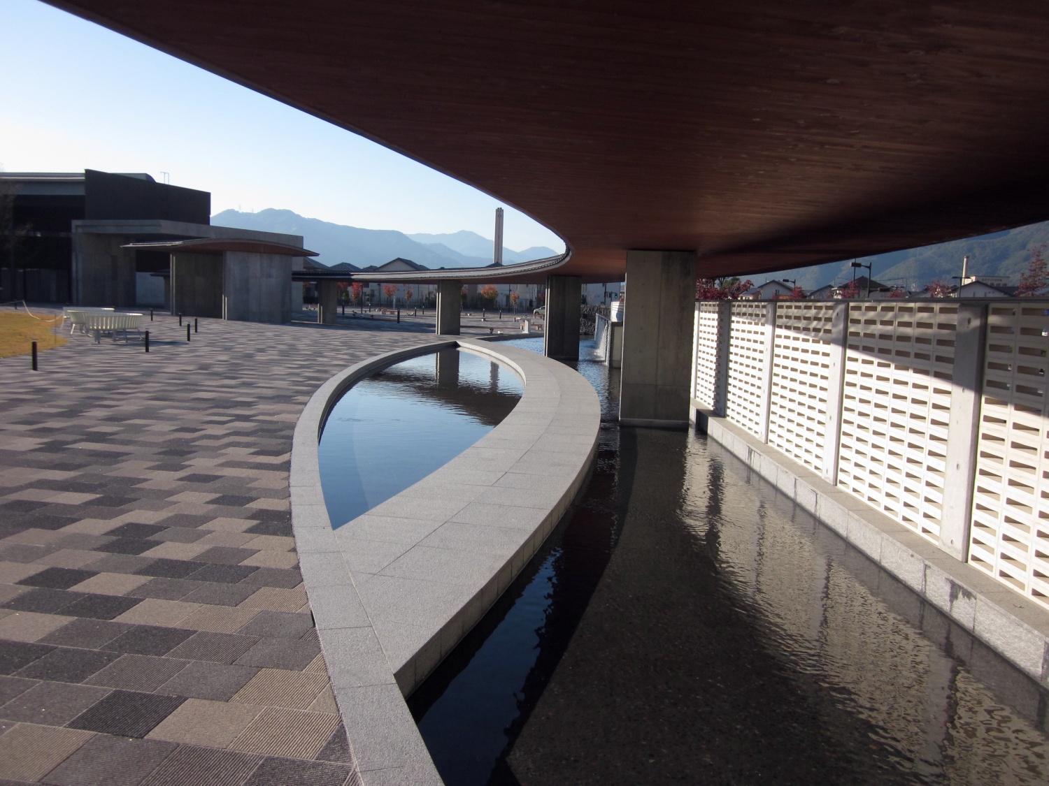 上田市サントミューゼの御影石の外構