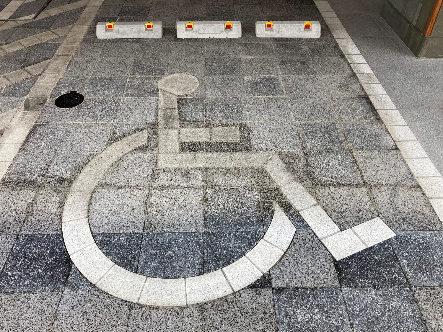 長野県松本市にある、御影石で制作した国際シンボルマーク