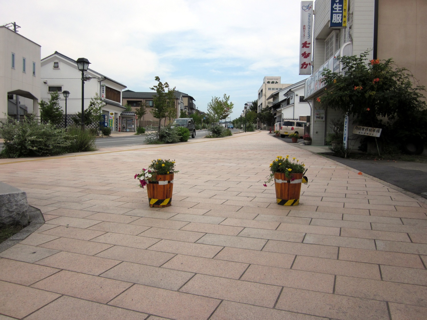 長野県東御市の田中街路の錆御影石の歩道