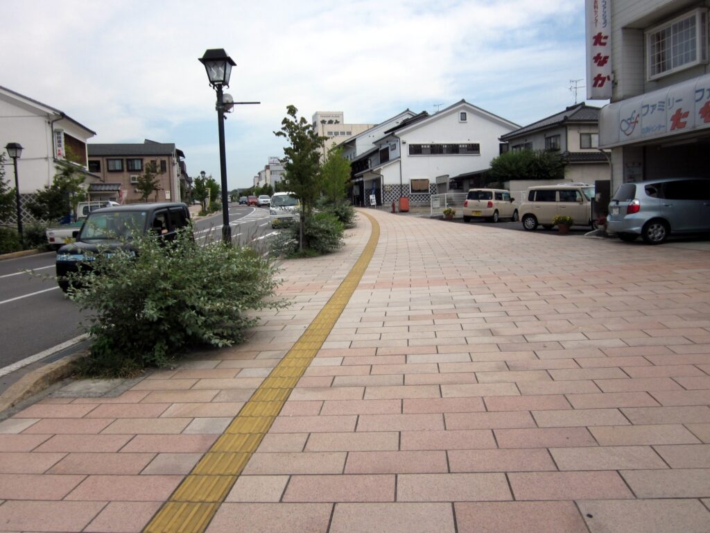 長野県東御市の田中街路の錆御影石の歩道