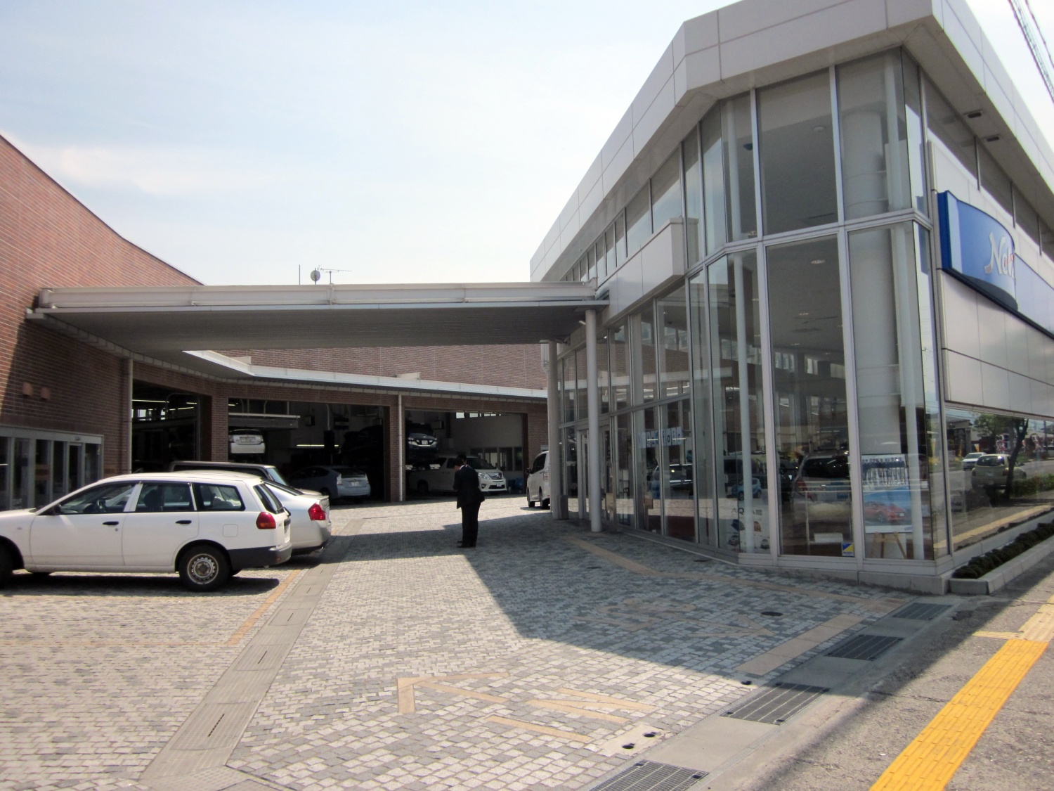 長野トヨタ柳原店の石を使った外構