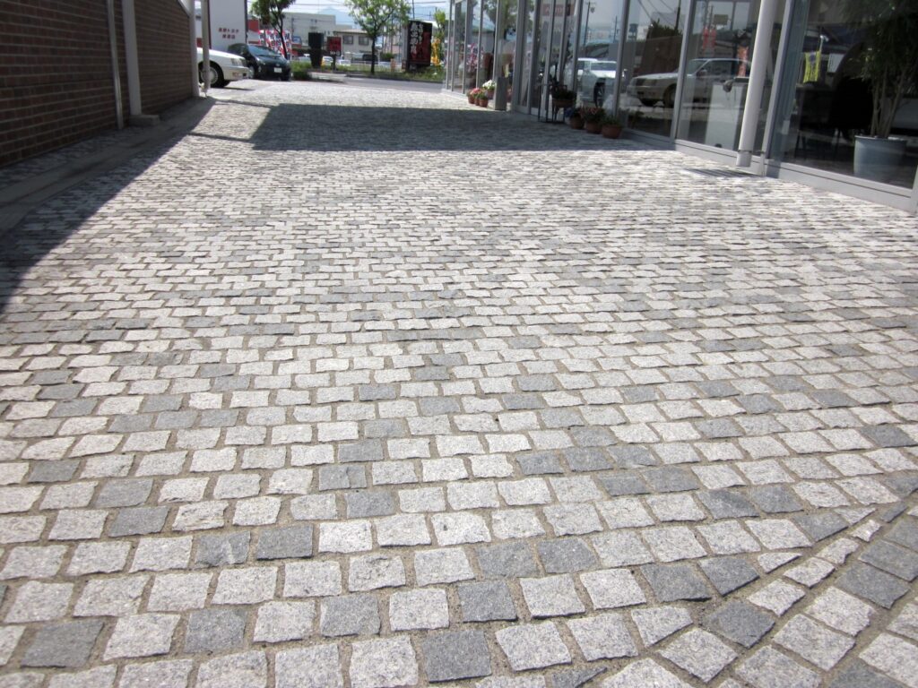 長野トヨタ柳原店の石を使った外構