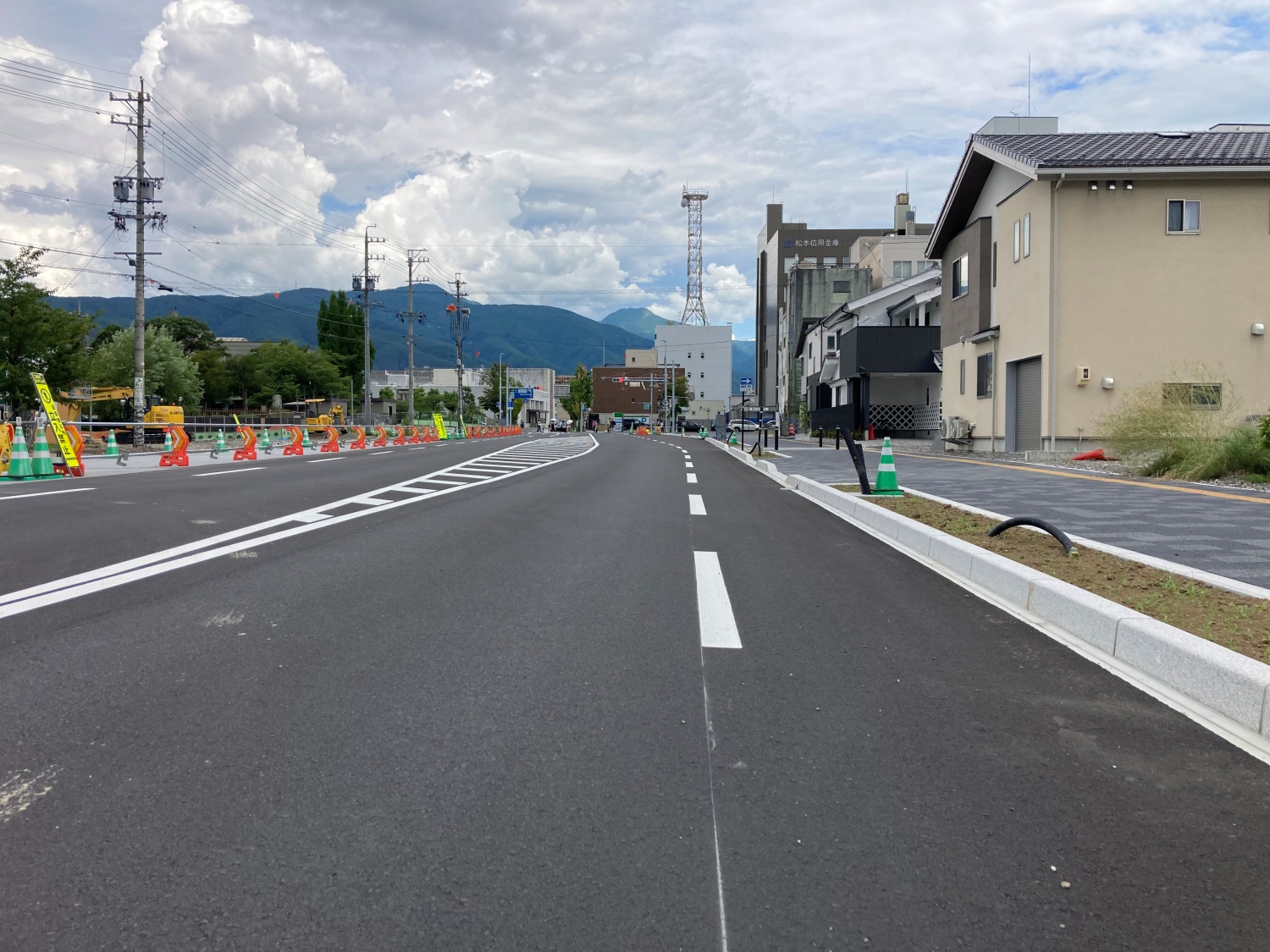 松本市の内環状北線整備事業の御影石の縁石