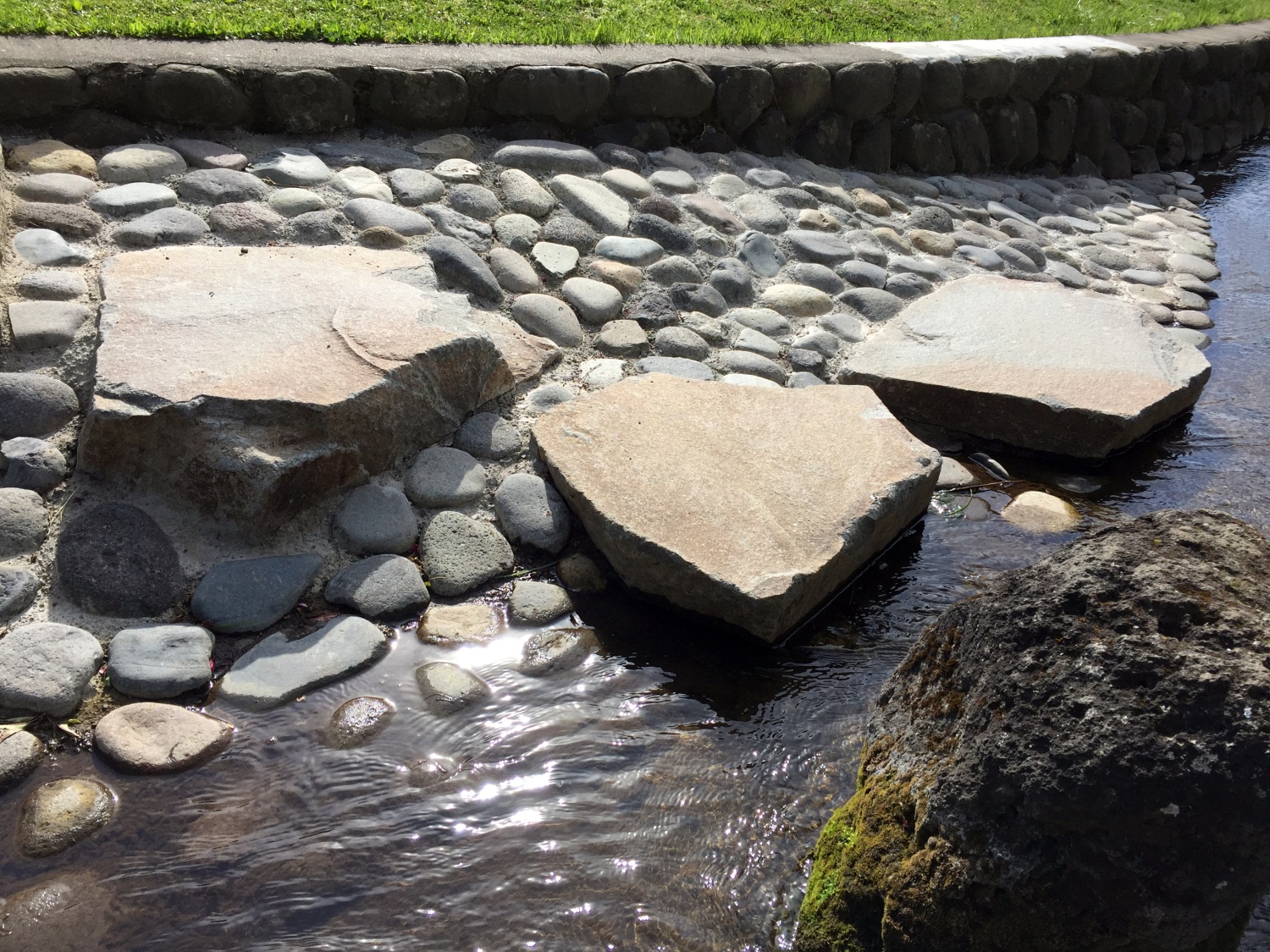 山ノ内町のやまびこ広場の鉄平石の飛び石