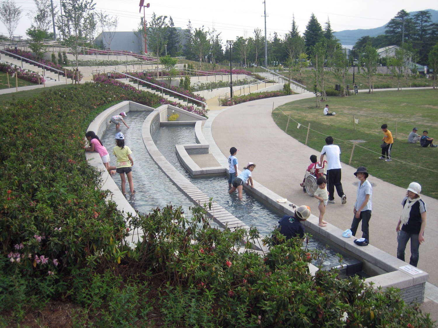 長野市城山公園芝生広場の御影石