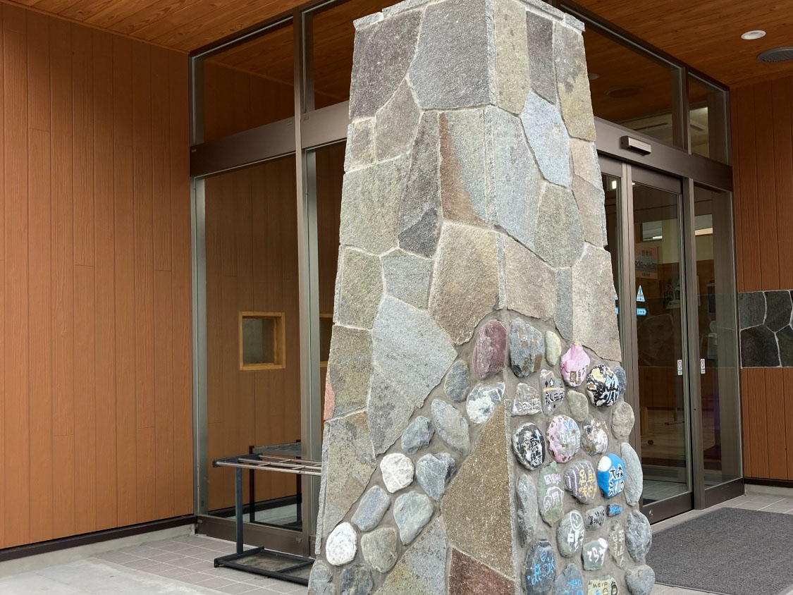 長野県大鹿村のろくべんかんに施工した、鉄平石の乱張り