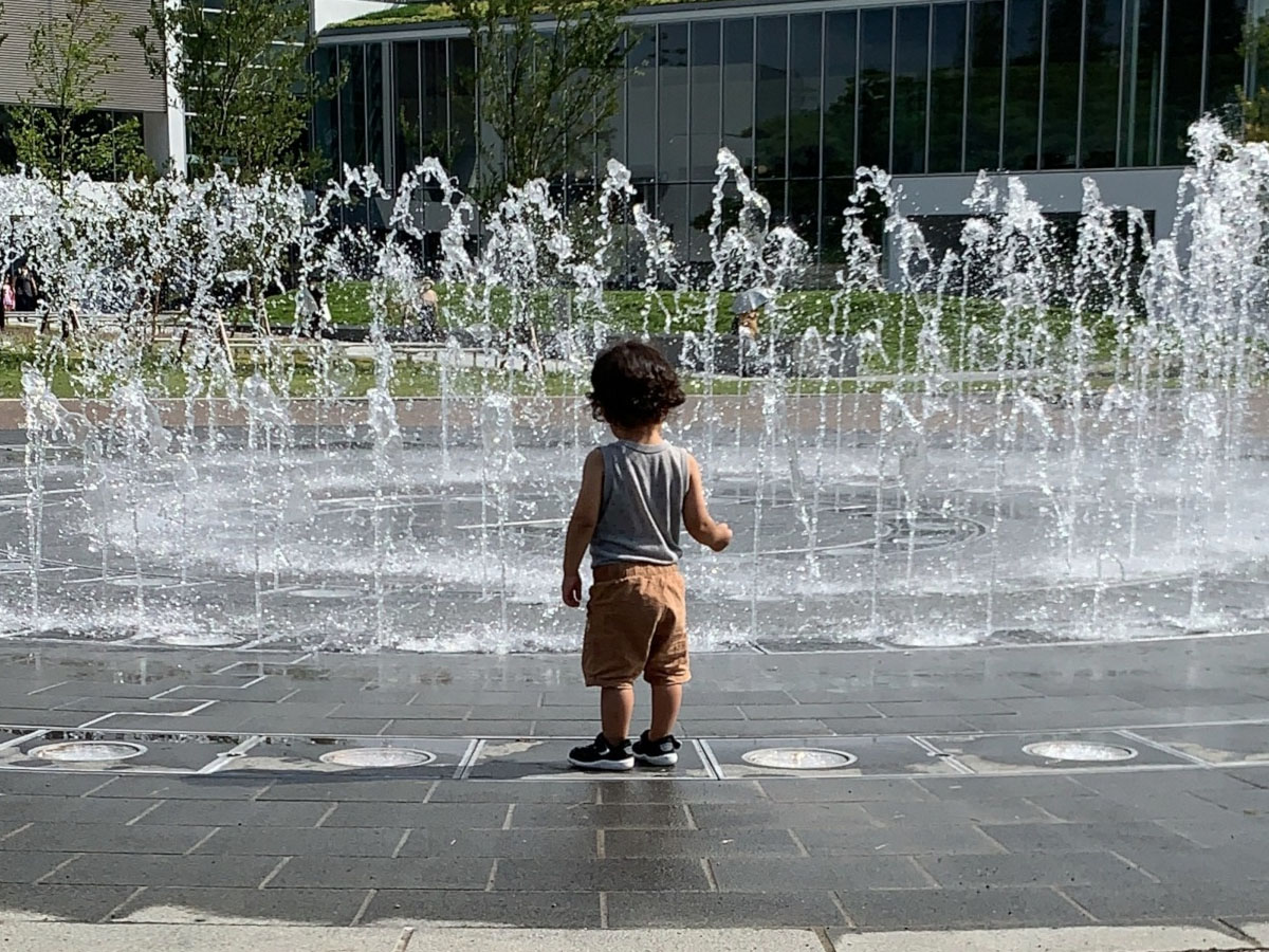 城山公園噴水広場の噴水や御影石
